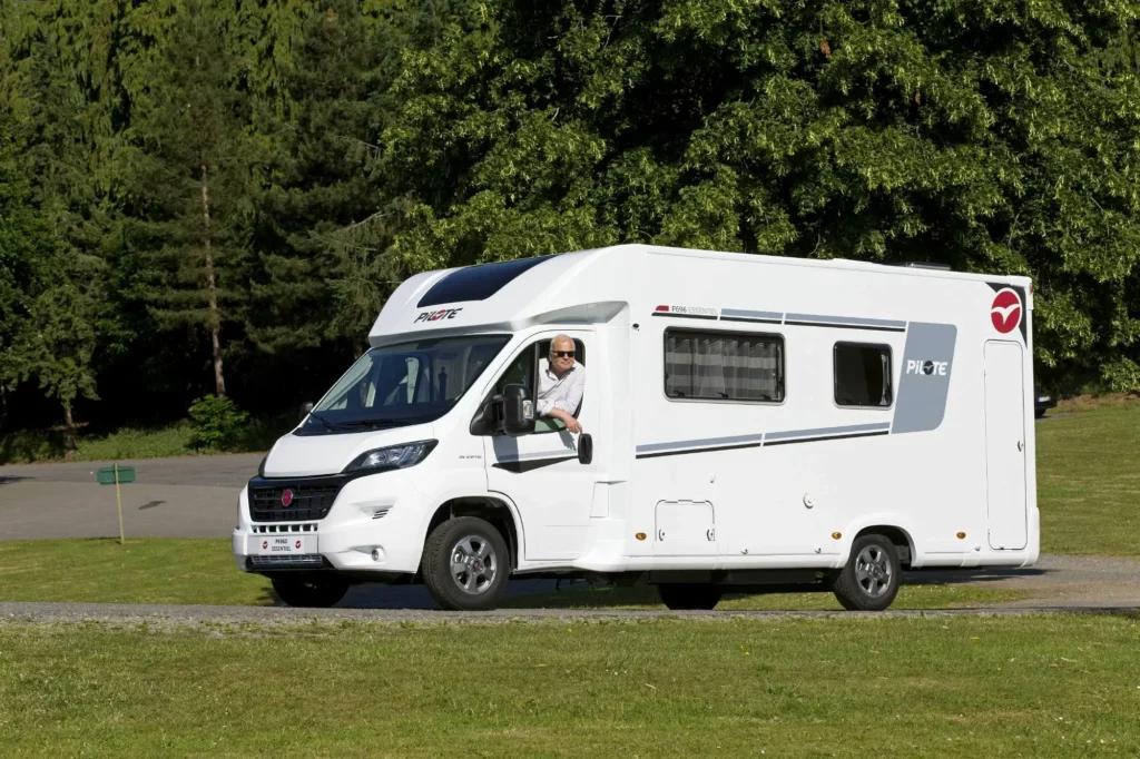 camping car marque Pilote de type profilé, compact avec grand lit central