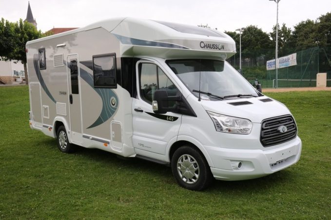 Camping car Chausson de type profilé pour 4 personnes