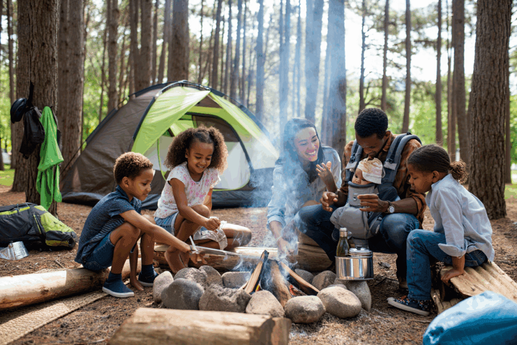 bebe avec sa famille au camping