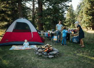 Voyager avec bébé en camping en famille, c’est possible !