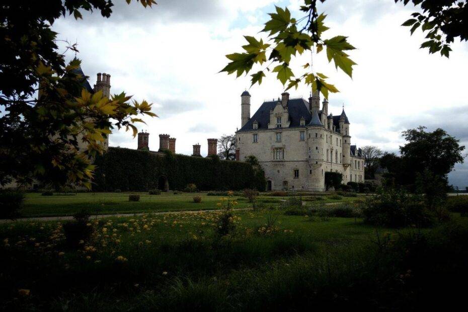 Château blanc élégant avec tours dans un jardin verdoyant