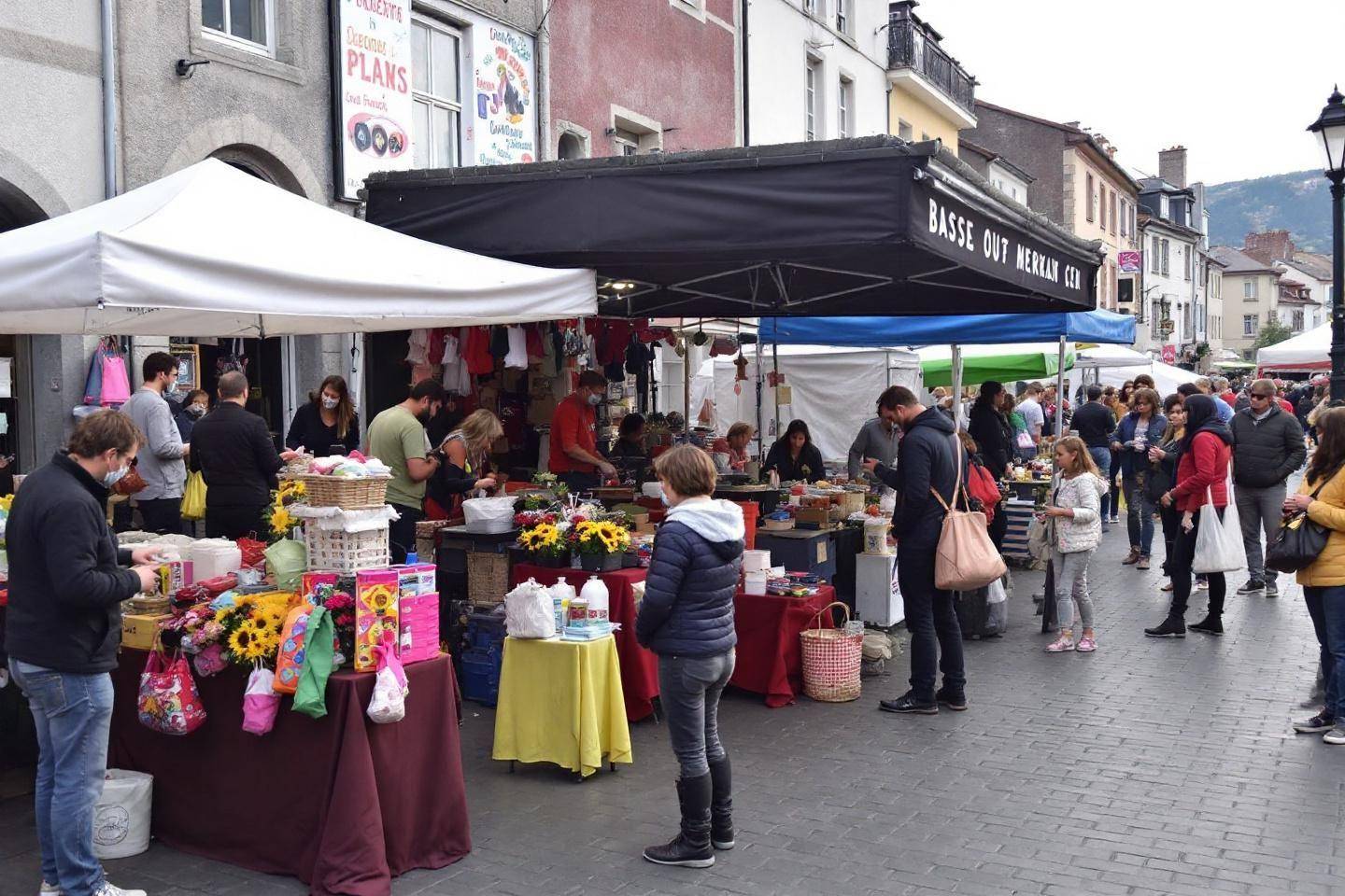 Étal de marché avec fleurs, étals colorés et acheteurs