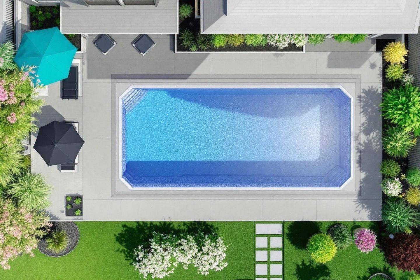 Piscine rectangulaire bleue entourée de terrasse et de jardins