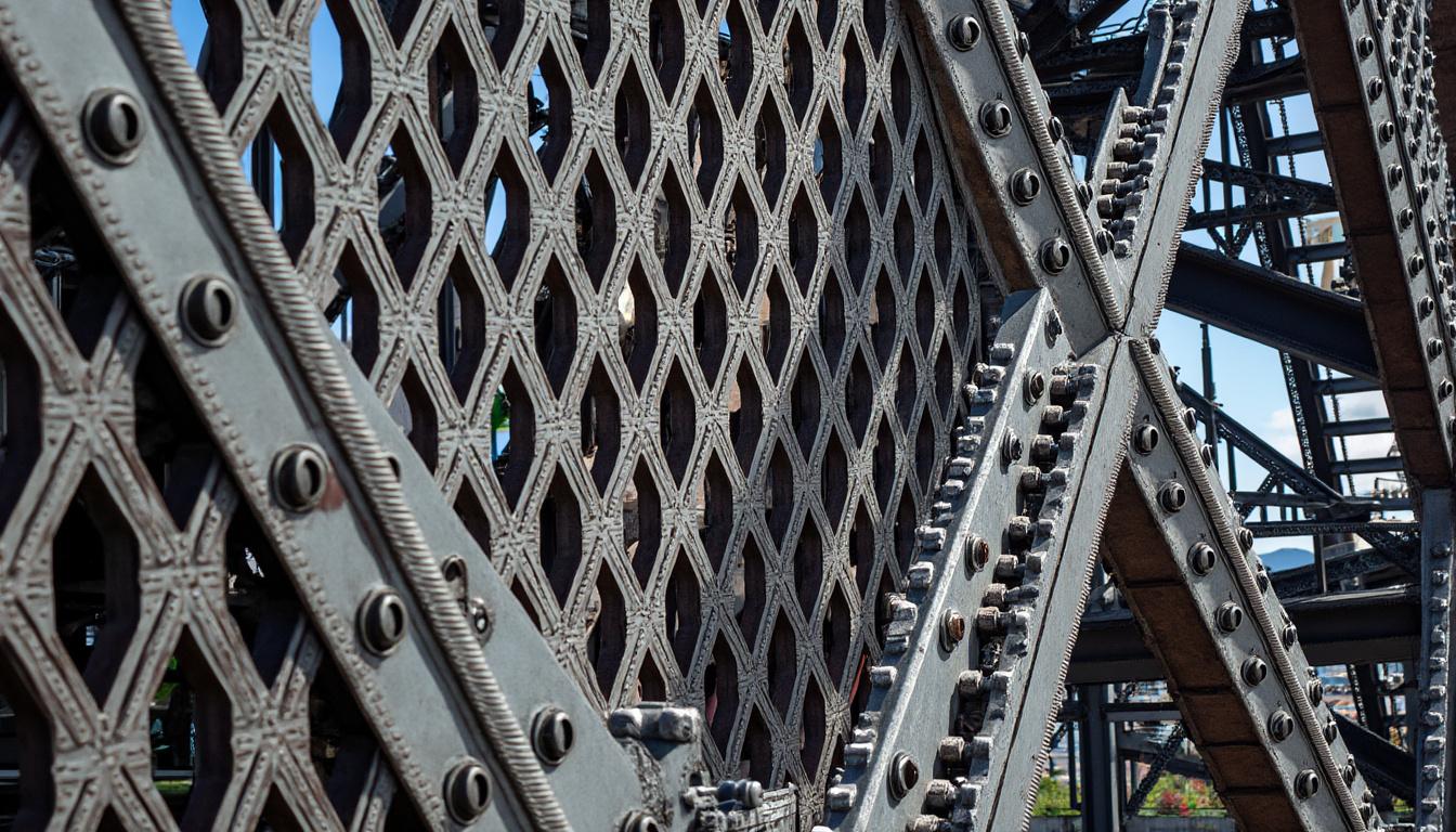 explorez la tour métallique de fourvière, un monument emblématique alliant histoire fascinante, architecture unique et visites guidées incontournables à lyon.